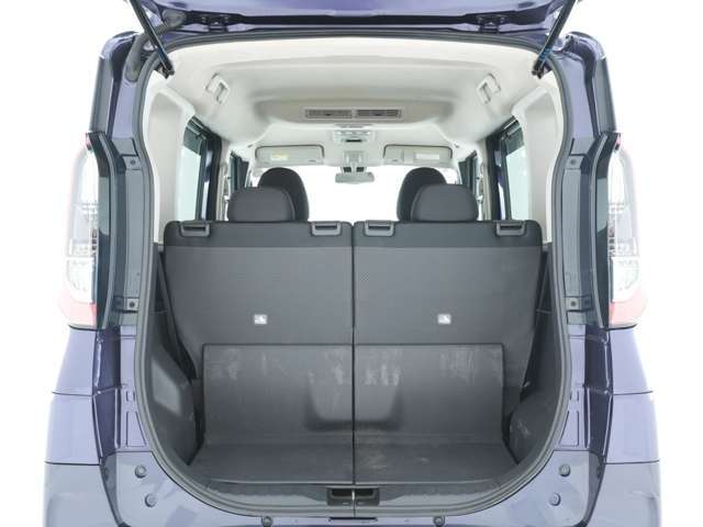 荷室はショッピングにもうれしい広めのスペースがございます！大人4名乗車時にもしっかりとお荷物を積み込む事が可能です！