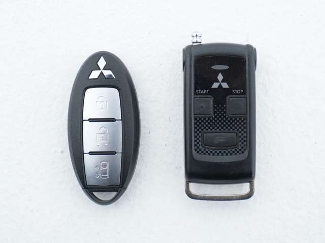 スマートキー＆純正エンジンスターター★ドアのボタンを押すとドアのロック・ロック解除をすることができます♪