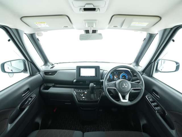 インパネ廻りと運転席です！シンプルにスッキリとまとまったインパネ廻りは運転操作に迷いにくくなっております！