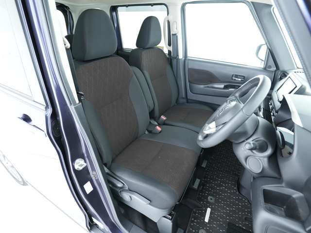 座席を広く活用出来るベンチシートになっております！運転席と助手席間の移動がしやすく、片方のドアが開けられないような状況でも、もう片方のドアから出入りすることが簡単です♪