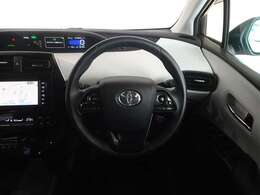 革巻きステアリングで快適な操作性の運転席です。