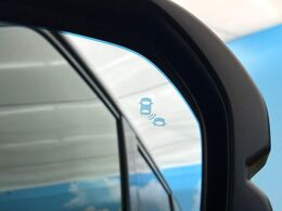 【ブラインドスポットインフォメーション】走行中、ドアミラーの死角になりやすい箇所に後続車が接近するとサイドミラー付近に警告を表示、ドライバーに注意喚起をしてくれます。