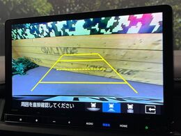 【バックカメラ】駐車時に後方がリアルタイム映像で確認できます。大型商業施設や立体駐車場での駐車時や、夜間のバック時に大活躍！運転スキルに関わらず、今や必須となった装備のひとつです！