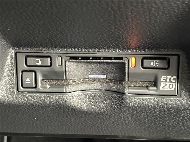 【ETC】有料道路を利用する際に料金所で停止することなく通過できる、ETC車載器（ノンストップ自動料金収受システム機器）が装備されています。セットアップを行うことで利用可能になります。