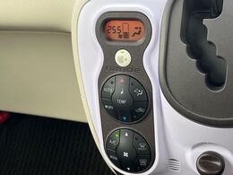 【オートエアコン】一度お好みの温度に設定すれば、車内の温度を検知し風量や温度を自動で調整。暑い…寒い…と何度もスイッチ操作をする必要はありません。快適な車内空間には必須の機能ですね♪