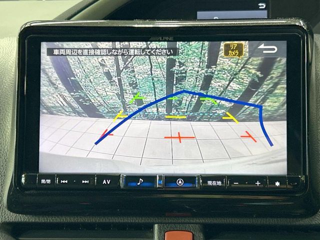 【バックカメラ】駐車時に後方がリアルタイム映像で確認できます。大型商業施設や立体駐車場での駐車時や、夜間のバック時に大活躍！運転スキルに関わらず、今や必須となった装備のひとつです！