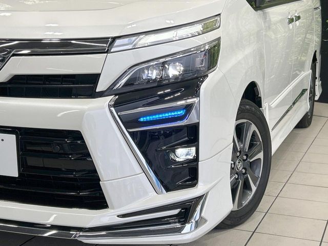 【LEDヘッドライト】悪天候や夜間走行時も良好な視界を確保し安心して運転できる高輝度LEDヘッドライトを装備！点灯速度が早く、消費電力も抑えられています。