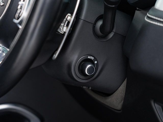 電動調整ステアリングコラムは、このレバーを使うことでハンドルの位置を前後上下に調整できます。更にシートメモリーと同時にハンドルの位置も記憶するので、大変便利な機能です。