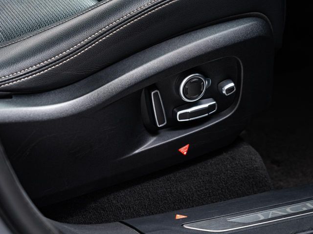 電動パワーシートですので運転中のシート調節も安全に行えます。微調整も可能ですのであなただけのドライビングポジションを実現します。