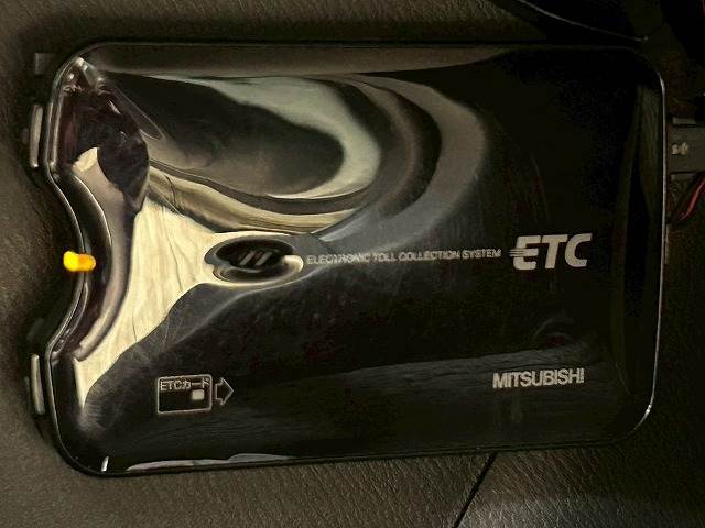 【ETC車載器】を装備しておりますので、ご納車直後からの遠距離ドライブも可能です。土日の利用料金の割引や、朝夕の通行料金を割引料金で高速道路をお楽しみいただけます。