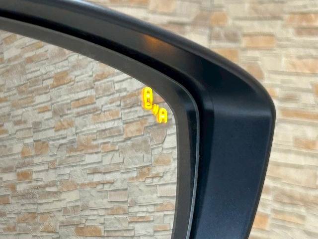 【ブラインドスポットモニター（BSM）】車線変更時に車両後方から来る車両を検知し安全をサポートする装置です。
