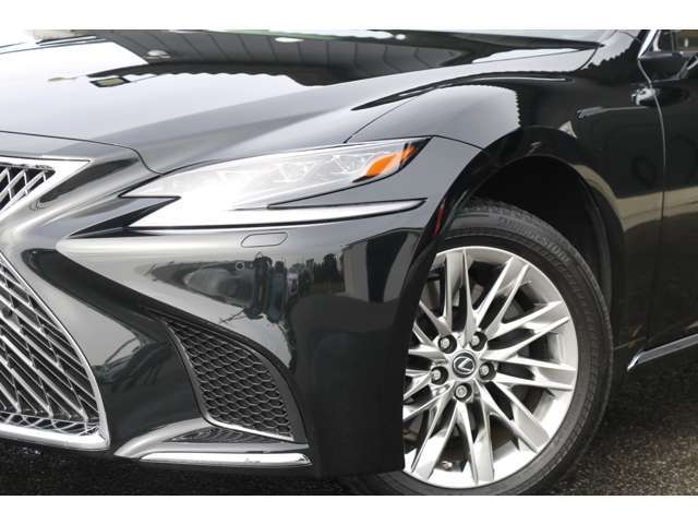 5代目となる「LS」は、セダンとして十分な居住性を確保しながら、斬新なクーペシルエットを両立したスタイリング、エモーショナルな走り、数々の先進技術により、LEXUSの象徴として大きな変革を果たした。