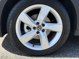 純正17インチアルミホイールが足元を引き締めています！かっこいいですよ♪お問い合わせは、フリーダイヤル【03-6388-2100】携帯、PHS可　音声案内に従い店舗番号【108247】をご入力下さい。