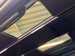 【サンルーフ】開放感たっぷりの希少装備、サンルーフが装着されています！車内に明かりを取り入れたり景色を楽しむ以外にも、車内の空気も簡単に換気できて快適です！