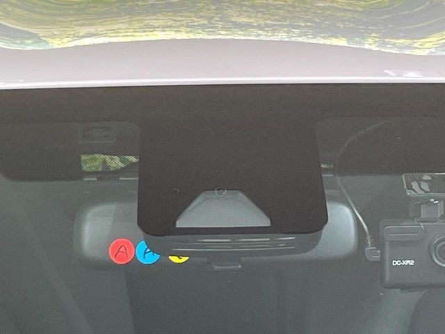 【トヨタセーフティセンス】走行中に前方の車両等を認識し、衝突しそうな時は警報とブレーキで衝突回避と被害軽減をアシスト。より安全にドライブをお楽しみいただけます。