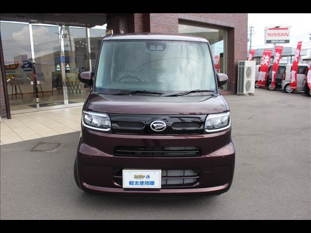 広い展示場には目移りしちゃうくらい軽・届出済未使用車が展示されてます