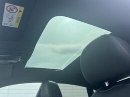 ●パノラマサンルーフ『高級車の代名詞サンルーフ。室内が開放感ある空間となりお子様にも人気の装備となっております。』