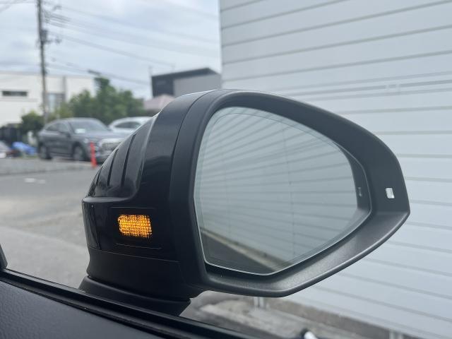 ●アウディサイドアシスト『後方の死角を並走する車両を検知しドアミラーの内側のLEDが点灯。ドライバーに注意を促し事故を未然に防ぐシステムです。』