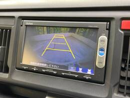 【バックカメラ】駐車時に後方がリアルタイム映像で確認できます。大型商業施設や立体駐車場での駐車時や、夜間のバック時に大活躍！運転スキルに関わらず、今や必須となった装備のひとつです！