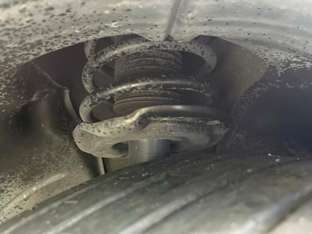 お車を安心してお乗りいただく為には、足回りの定期点検が欠かせません。サービスサポート（有償保証）では無料点検もご提供しており、安心のカーライフをお過ごしいただけるサポート体制が整っています。
