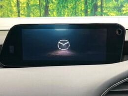 【8.8インチマツダコネクト】車内の雰囲気にマッチした大型のディスプレイ。スマホ接続でのナビ使用やBluetooth再生等、様々な機能が楽しめます。直感的なダイヤル操作が可能で、使い勝手も良好です。