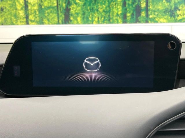 【8.8インチマツダコネクト】車内の雰囲気にマッチした大型のディスプレイ。スマホ接続でのナビ使用やBluetooth再生等、様々な機能が楽しめます。直感的なダイヤル操作が可能で、使い勝手も良好です。