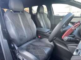 LIBERALAでは多種多様の車種をご用意させていただいております。お客様がご納得いくまで、そのお車の持つ特性を五感すべてで感じ取っていただける場をご提供します。