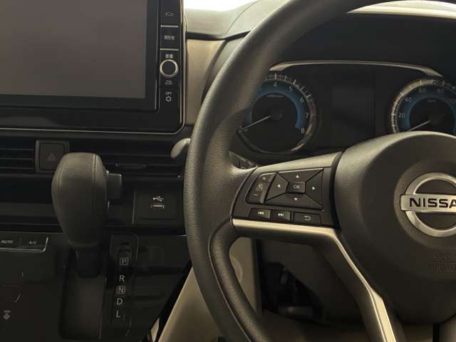 ステアリングスイッチ付き、オーディオ操作もハンドルを握ったまま出来とても便利です。