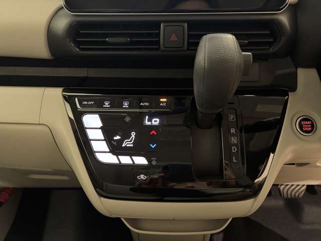 エアコンはオートエアコンを装備　簡単な操作で快適な空間が保たれます。