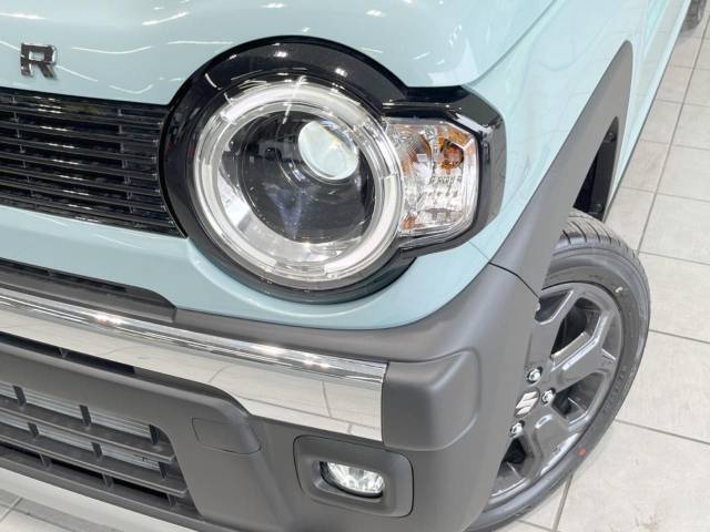 【LEDヘッドライト】悪天候や夜間走行時も良好な視界を確保し安心して運転できる高輝度LEDヘッドライトを装備！点灯速度が早く、消費電力も抑えられています。