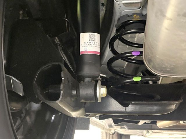 お車を安心してお乗りいただく為には、足回りの定期点検が欠かせません。サービスサポート（有償保証）では無料点検もご提供しており、安心のカーライフをお過ごしいただけるサポート体制が整っています。