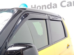 車内の空気の入れ替えだけでなく、雨天時の雨の入り込みや紫外線防止にも役立つドアバイザー装着済みです。