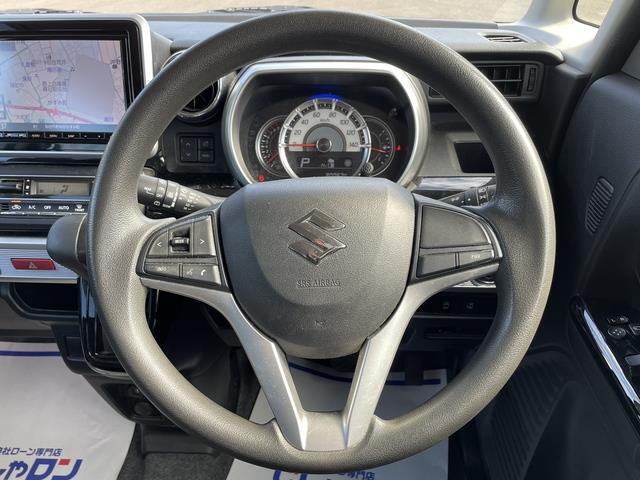 ステアリングスイッチを使うことで、「運転中電話に触れずに電話に出る」「カーオーディオを切り替える」「音量調節をする」といったハンズフリー操作を行うことができる。