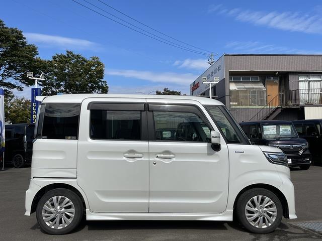 お車を横から見るとこのような感じです。お車のサイドについているドアバイザーなどの装備を確認できます。