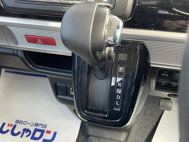 トランスミッションの変速のためのレバーです。  トランスミッションは、エンジンの出力を走行状況に合わせ変速するものです。 どのギアにするかを自分で選んで変速するのが、マニュアルシフトです。