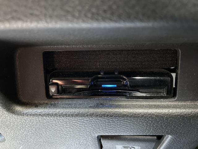 高速道路や有料道路の料金所ゲートで、自動車や自動二輪に搭載した車載器と無線通信を行い、車種や通行区間を判別して認証や決済を行うシステムです。