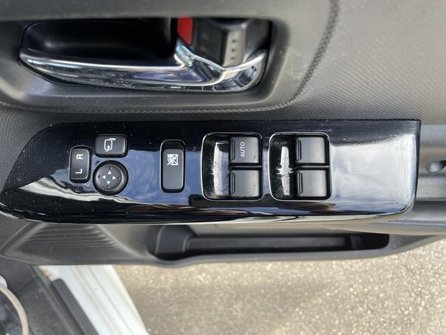 【パワーウィンド】運転席についている窓のスイッチは各窓の開閉をボタン一つで行うことができます。