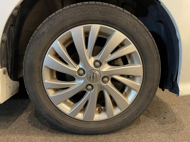 経年劣化に伴うガリ傷等もありますが、きれいな状態を保っております。アルミホイールのメリットは「軽さ」と「デザイン性の高さ」と言えます。