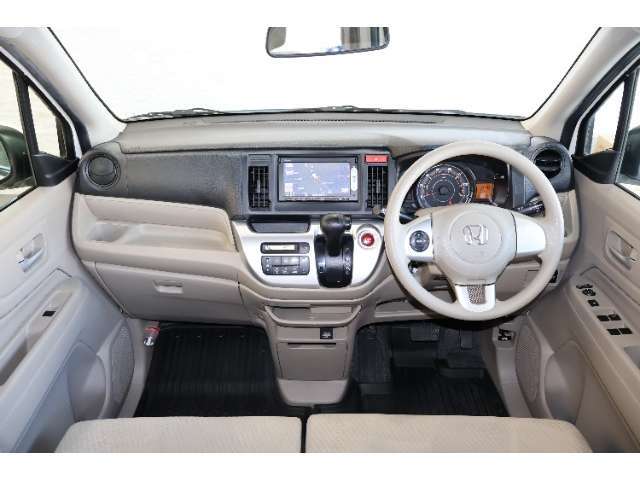 操作性に優れた運転席となります！小物入れや各ボタンの配置にこだわり、使いやすいです！座り心地もよく視認性も良好なのでロングドライブもお任せ下さい！