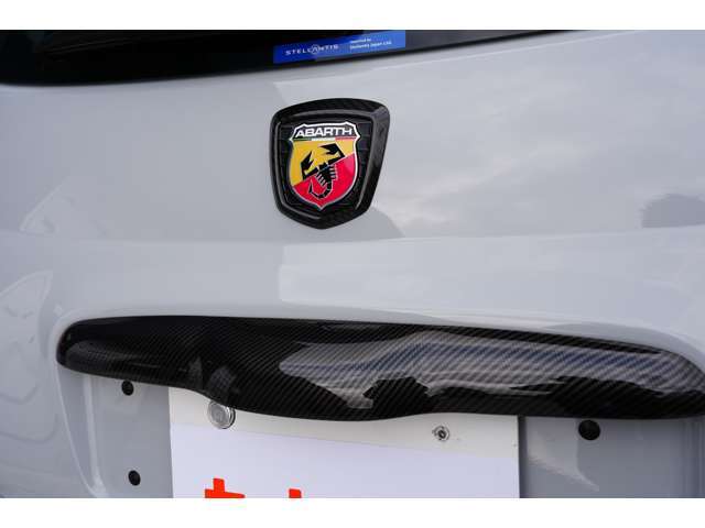 アバルト695コンペティツィオーネ （車体色）グリジオ カンポヴォーロ 禁煙車 フロントカーボンパーツ 前後エンブレムカーボン ミラーカーボン ブレンボ赤キャリパー バックドアハンドルカーボン 内装カーボン多数！
