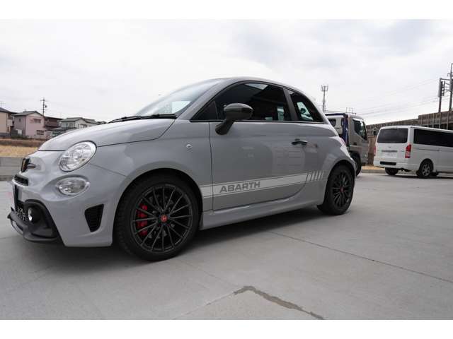 アバルト695コンペティツィオーネ （車体色）グリジオ カンポヴォーロ 禁煙車 フロントカーボンパーツ 前後エンブレムカーボン ミラーカーボン ブレンボ赤キャリパー バックドアハンドルカーボン 内装カーボン多数！