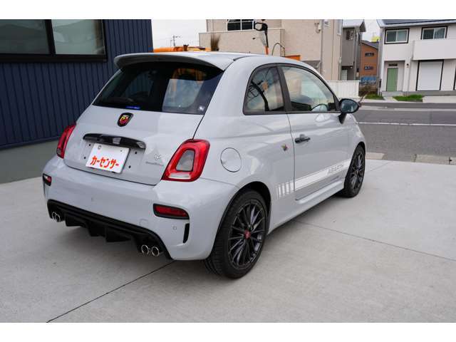アバルト695コンペティツィオーネ （車体色）グリジオ カンポヴォーロ 禁煙車 フロントカーボンパーツ 前後エンブレムカーボン ミラーカーボン ブレンボ赤キャリパー バックドアハンドルカーボン 内装カーボン多数！