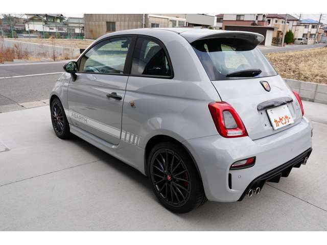 アバルト695コンペティツィオーネ （車体色）グリジオ カンポヴォーロ 禁煙車 フロントカーボンパーツ 前後エンブレムカーボン ミラーカーボン ブレンボ赤キャリパー バックドアハンドルカーボン 内装カーボン多数！