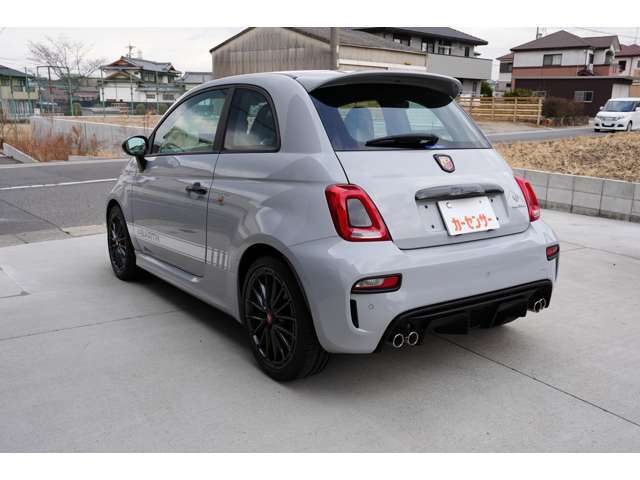 アバルト695コンペティツィオーネ （車体色）グリジオ カンポヴォーロ 禁煙車 フロントカーボンパーツ 前後エンブレムカーボン ミラーカーボン ブレンボ赤キャリパー バックドアハンドルカーボン 内装カーボン多数！