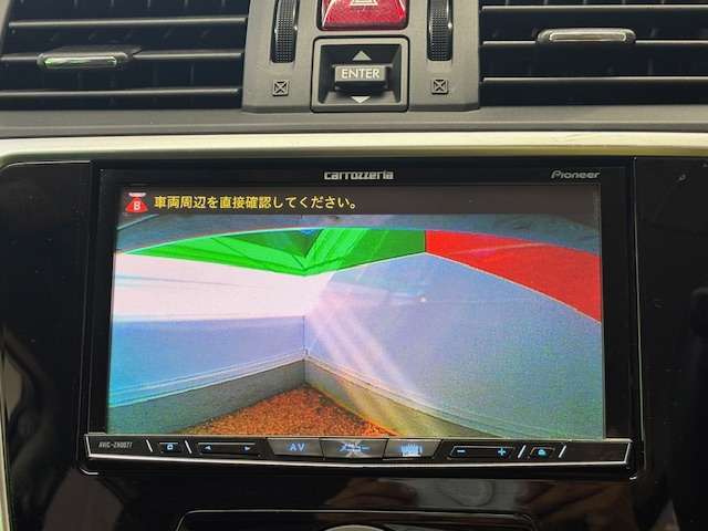 バックカメラがついて後方確認が簡単にできます！苦手としている車庫入れ等も安心して出来ますね！凄く需要の高い装備ですので、最初から付いていれば言う事なしですよね！？