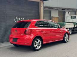 外装は1台1台丁寧に下地処理を行いコーティングを施工し艶のあるボディに仕上げています。