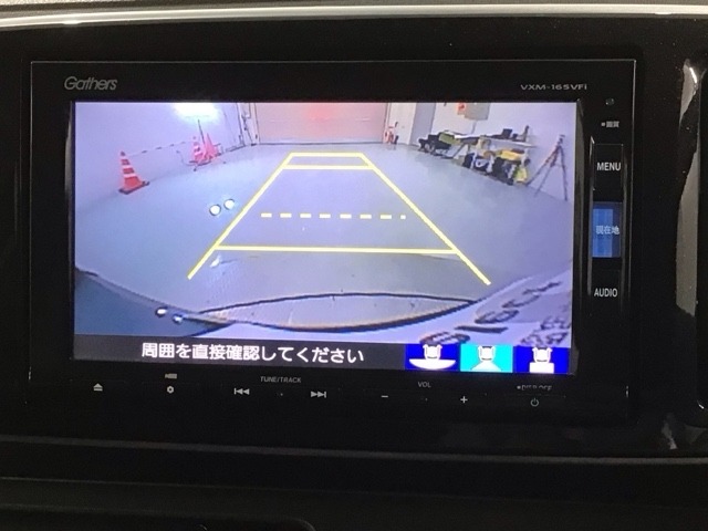 リバースギアに入れるだけで後方の表示へ切り替わります。夜間や雨の日の駐車も楽になりますよ。