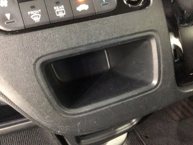 運転席、助手席間には小物入れがあります。