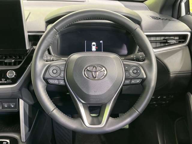 インテリアに合わせたデザインのステアリングは、運転される方のことも考え、運転しやすい形状、大きさです。是非一度、実際に触ってお確かめください。