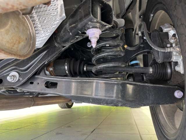 お車を安心してお乗りいただく為には、足回りの定期点検が欠かせません。サービスサポート（有償保証）では無料点検もご提供しており、安心のカーライフをお過ごしいただけるサポート体制が整っています。